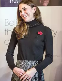 Kate-cu-degetul-bandajat.1-640×1024-1