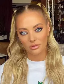 Delia are probleme cu coloana vertebrala