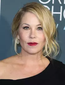 Christina Applegate s-a îngrășat 18 kilograme și merge cu baston. Actrița suferă de scleroză multiplă