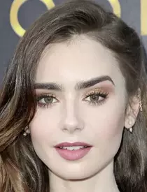 Lily Collins se promène à New York