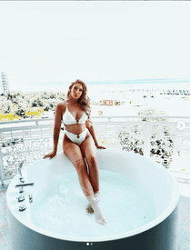 Cum arată Sarah Dumitrescu în costum de baie. Fiica Anamariei Prodan a făcut furori la plajă: "Semeni cu mama ta..."