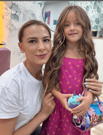 Gabriela Cristea a fost criticată după ce și-a dus fiicele la coafor și le-a vopsit părul roz: "O să ziceți că e prea devreme, dar..."