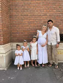Laura Cosoi a revenit la filmări, la doar 9 zile după ce a născut. Mamă a patru fetițe, actrița arată senzațional la 42 de ani
