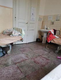 Imagini terifiante în spitalele COVID! Bolnavii mănâncă parizer și margarină și se spală în condiții infecte