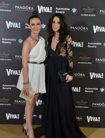 Adela Popescu  (rochie PNK Casual, plic Isabel Lombardi, sandale Alexander Wang, bijuterii Pandora) si Radu Valcan