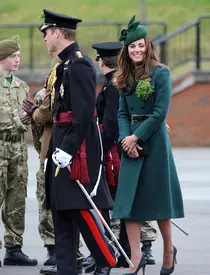 Mantou roşu, creaţie Catherine Walker