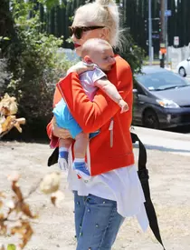 Gwen Stefani, la o petrecere cu băieţii ei. Uite cât de adorabil este Apollo!