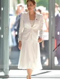 Catalina Grama (tinuta Pas du Tout, clutch French Connection, bijuterii Pandora, sandale Il Passo)