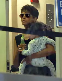 Katy Perry s-a fotografiat cu Mickey Mouse, în timpul unei vizite la Walt Disney World Resort, în Florida