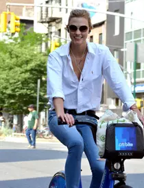 Bicicleta – Cel mai stylish accesoriu al verii pentru vedete
