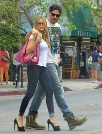 Victoria Beckham si Harper pe aeroportul din Los Angeles