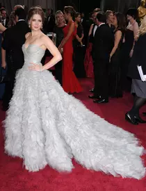 Vedete pe covorul roşu în rochii romantice semnate de Oscar de la Renta