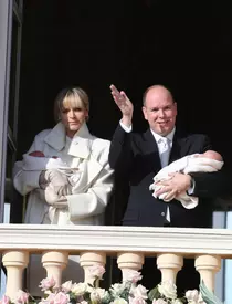 Albert şi Charlene de Monaco şi-au prezentat gemenii în mod oficial