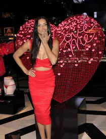 Adriana Lima dezvăluie cele mai hot cadouri pentru Valentine’s Day