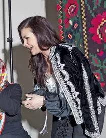 Inna: Ie din bumbac și fotă, ambele Muzeul Țăranului Român, vestă din piele, Fischer&Milenkovici, pantaloni din latex Undercover și curea din piele, Giuliano Fujiwara, ambele magazinul Entrance. Mama Innei: Ie din mătase, Valentina Vidrașcu, fotă, Muzeul Țăranului Român și jachetă din catifea, H&M.