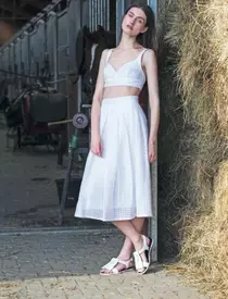 Rochie Guess, 665 lei; sandale Musette, preț la cerere; colier Accessorize, 89,90 lei.