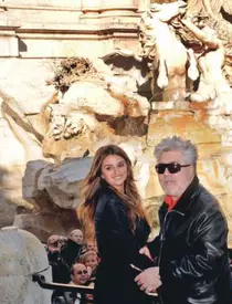 Claudia Schiffer, aflată la Roma pentru a lansa parfumul Alberta Ferretti, nu a ratat ocazia de a vizita și Fontana di Trevi.