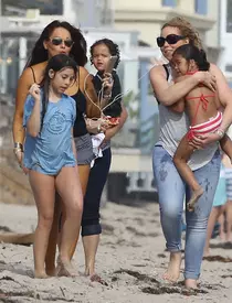 Mariah Carey s-a distrat în Malibu cu gemenii ei