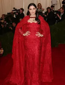 Monica Bellucci – Elegantă şi senzuală la 51 de ani