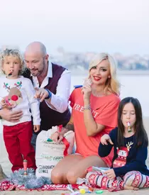 Raluca Zenga, Crăciun pe plajă, cu om de zăpadă din nisip și cămile