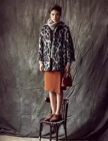 Bluză H&M, 129 lei; pantaloni Stefanel, 550 lei; fes Accessorize, 105 lei.