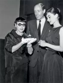 1940 – Rita Hayworth pe marginea piscinei de la Beverly Hills Hotel