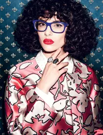 Bluză Gerard Darel, 574 lei; top Diane von Furstenberg, magazinul Sport Couture, 1.219 lei; pantaloni Stefanel, 300 lei; colier cu pandantiv, 39,90 lei; colier, 39,90 lei; ambele H&M; cercei Zara, 59,90 lei