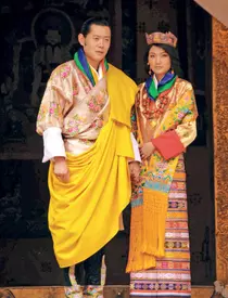 Regele Jigme Khesar Namgyel Wangchuck și regina Jetsun Pema împreună cu fiul lor, prințul The Gyalsey