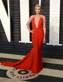 Charlize Theron s-a îngrăşat nu mai puţin de 15 kilograme