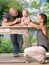 Dragos Bucur, Dana Nalbaru si Sofia in Viva! august 2007