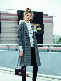 Top, 79,99 lei; fustă, 89,99 lei; ambele produse Koton; geantă Aldo, 229 lei; pantofi Epica, magazinul Otter, 449 lei. Produsele sunt disponibile în București Mall. Locație: Sports Bar Olimpico – București Mall.