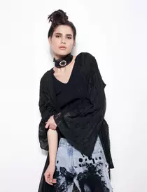 Cămașă M.Marquise, 700 lei; jachetă Loulou Boutique, 1.800 lei; pantaloni Andra Andreescu, 2.500 lei; broșă Laura8, 540 lei; cercei Zara, 69,90 lei.