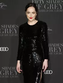 Dakota Johnson a atras toate privirile la premiera europeană „50 Shades Darker” de la Berlin