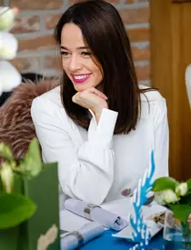 Ce discută Andreea Raicu la prânz cu prietenele