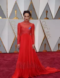 Naomie Harris a avut o apariție surprinzătoare pe covorul roșu. Actrița a arătat relaxat și modern în rochia Calvin Klein creată de noul designer, Raf Simmons, iar sandalele au adăugat un accent interesant ținutei.