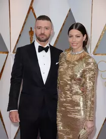 Scarlett Johansson, surpriza serii printre cuplurile de la Oscar. Iată la brațul cui a apărut și care sunt cuplurile care au strălucit pe covorul roșu!