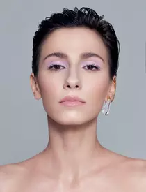 New Glam Look – Cromatica aurie mixată cu texturi lucioase conferă un aer feminin și glamuros. Colier Tria-Alfa