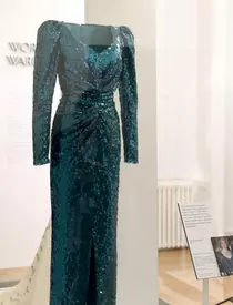 Diana a purtat la premiera filmului „Shirley Valentine de la The Empire Cinema, Londra, o rochie Catherine Walker.