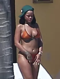 Rihanna, tu ești? Apariție dezastruoasă a artistei în Mexic, la plajă. S-a îngrășat enorm!