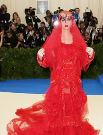Rihanna a purtat o creație spectaculoasă Comme des Garcons.