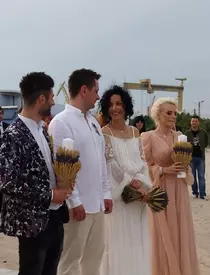 Preotul Ștefan Popa oficiază Sfânta Taină a Cununiei.