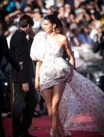 Kendall Jenner, cea mai frumoasă apariție de pe covorul roșu în cea de patra zi a Festivalului de Film de la Cannes