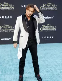 Johnny Depp, apariția extrem de sexy la premiera mondială „Pirates of the Caribbean: Dead Men Tell No Tales”