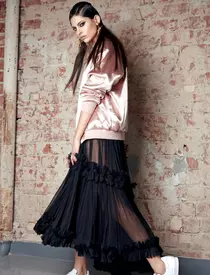 Body Murmur, 600 lei; fustă Loulou, 600 lei; jachetă jeans Guess, 660 lei; cercei Pink Moss, 390 lei; pantofi sport Liu Jo, 338 lei.