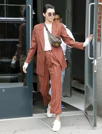 Tot în New York, la shopping, cu nelipsita borsetă.