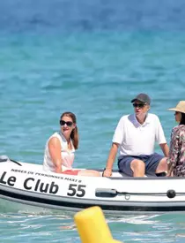 Elton John, David Furnish și copiii lor părăsind Le Club 55