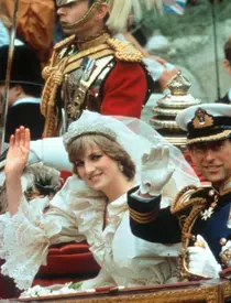 Lady Diana, Prințesa de Wales, al[turi de Prințul Charles, în ziua nunții.