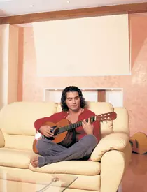 Pepe, la 24 de ani, în noua lui casă de burlac