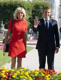Emmanuel şi Brigitte Macron vizitează astăzi România. Cu ce ţinute a impresionat Prima Doamnă a Franţei până acum!