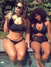 Sărut pasional în piscină.